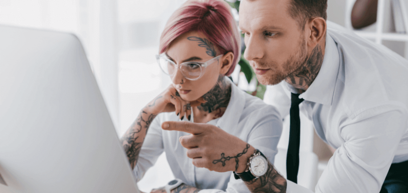 Deux employés discutent de quelque chose