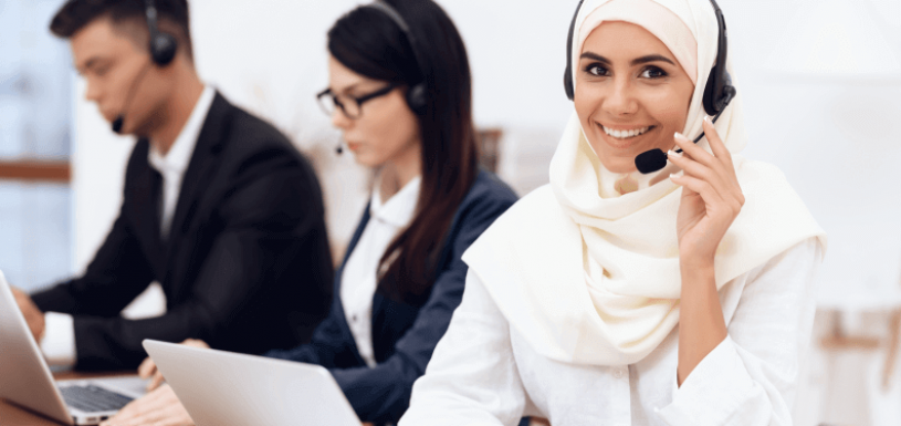 Employé du centre de contact souriant