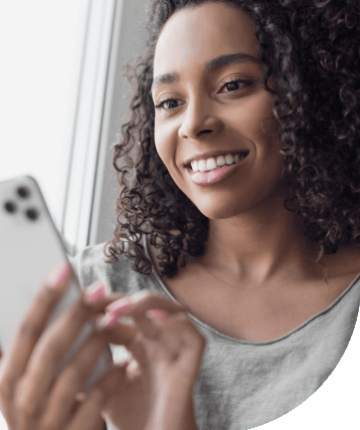 Femme utilisant un smartphone