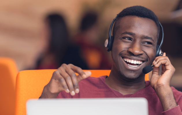 Homme souriant lors d'un appel