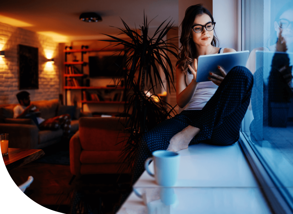 Femme tenant une tablette
