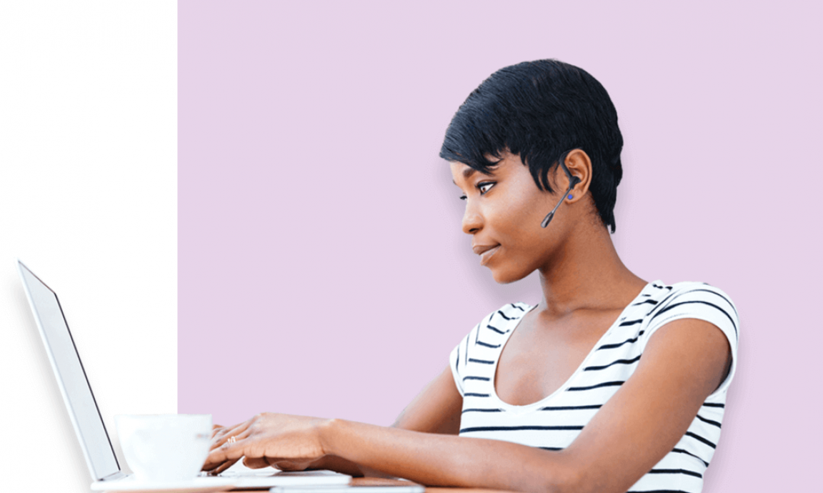 Femme tapant sur son ordinateur portable