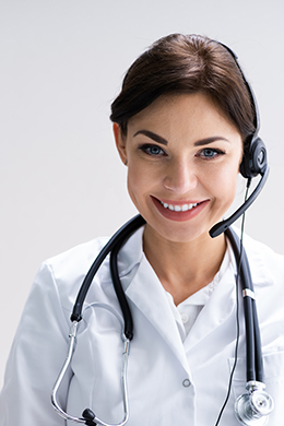 Femme médecin avec casque