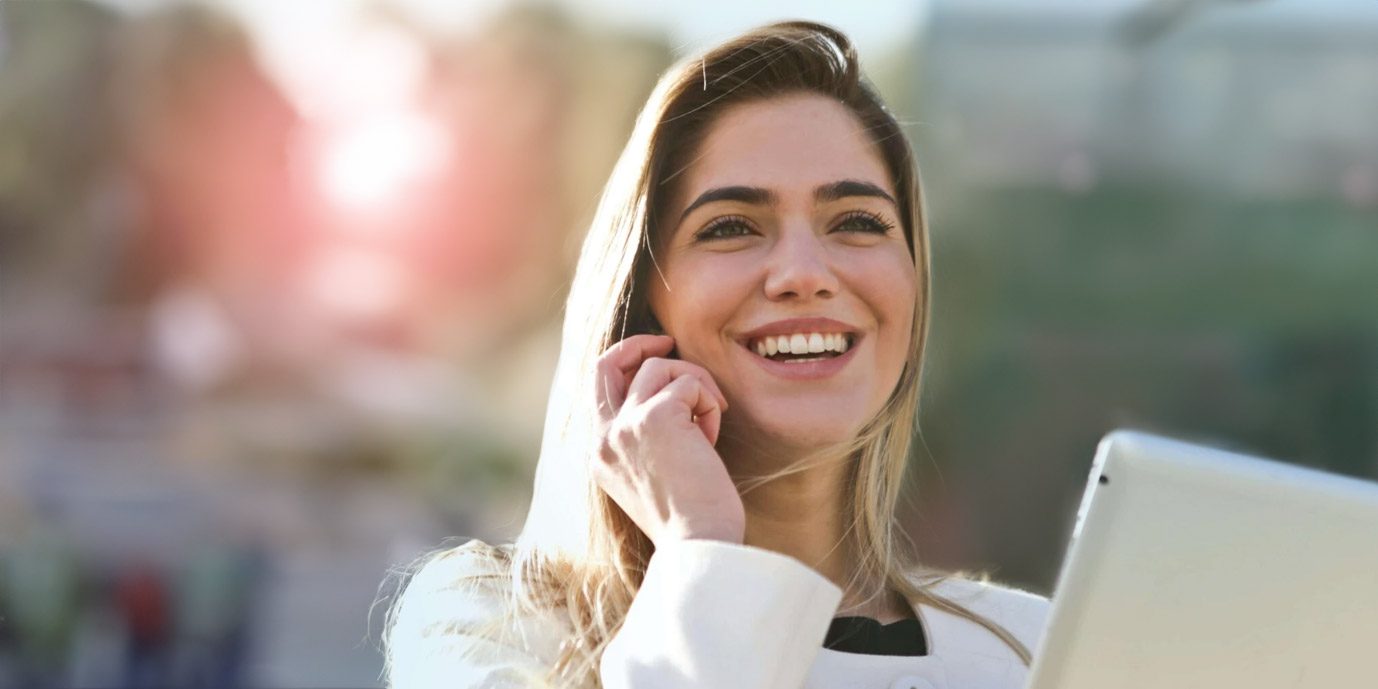 Cliente hablando con un agente de servicio.
