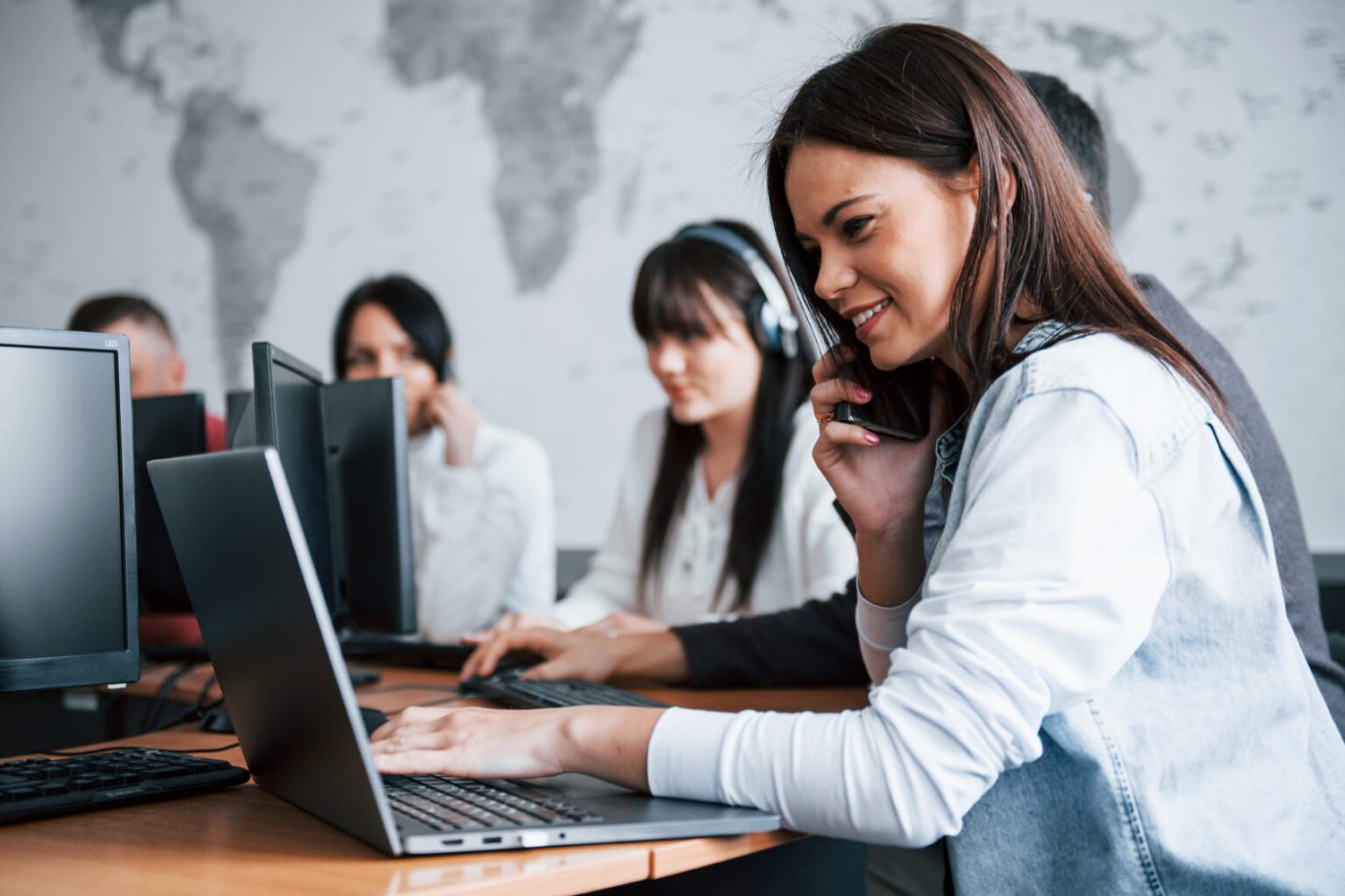 Giovani che lavorano nel call center. Nuove offerte in arrivo.